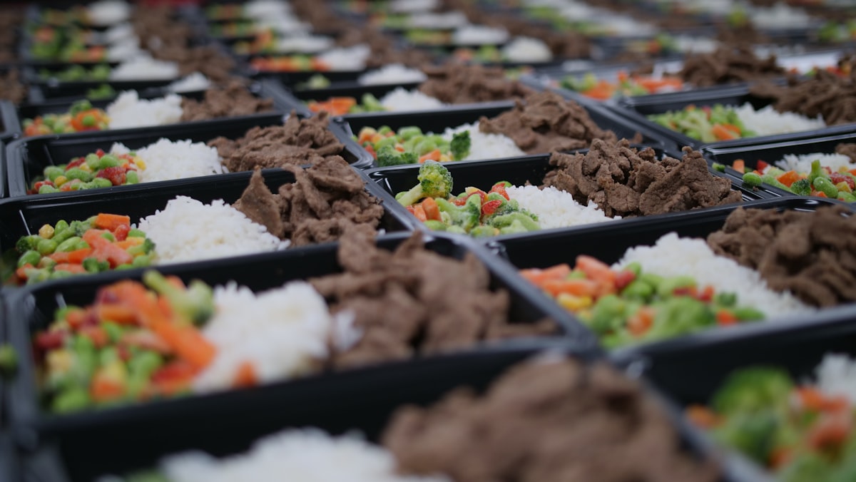 Bowl nasi dengan lauk sehat